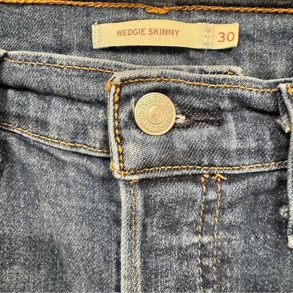 Levi’s Wedgie Skinny Buttonfly Crop Frayed Size 30 - Picture 3 of 9